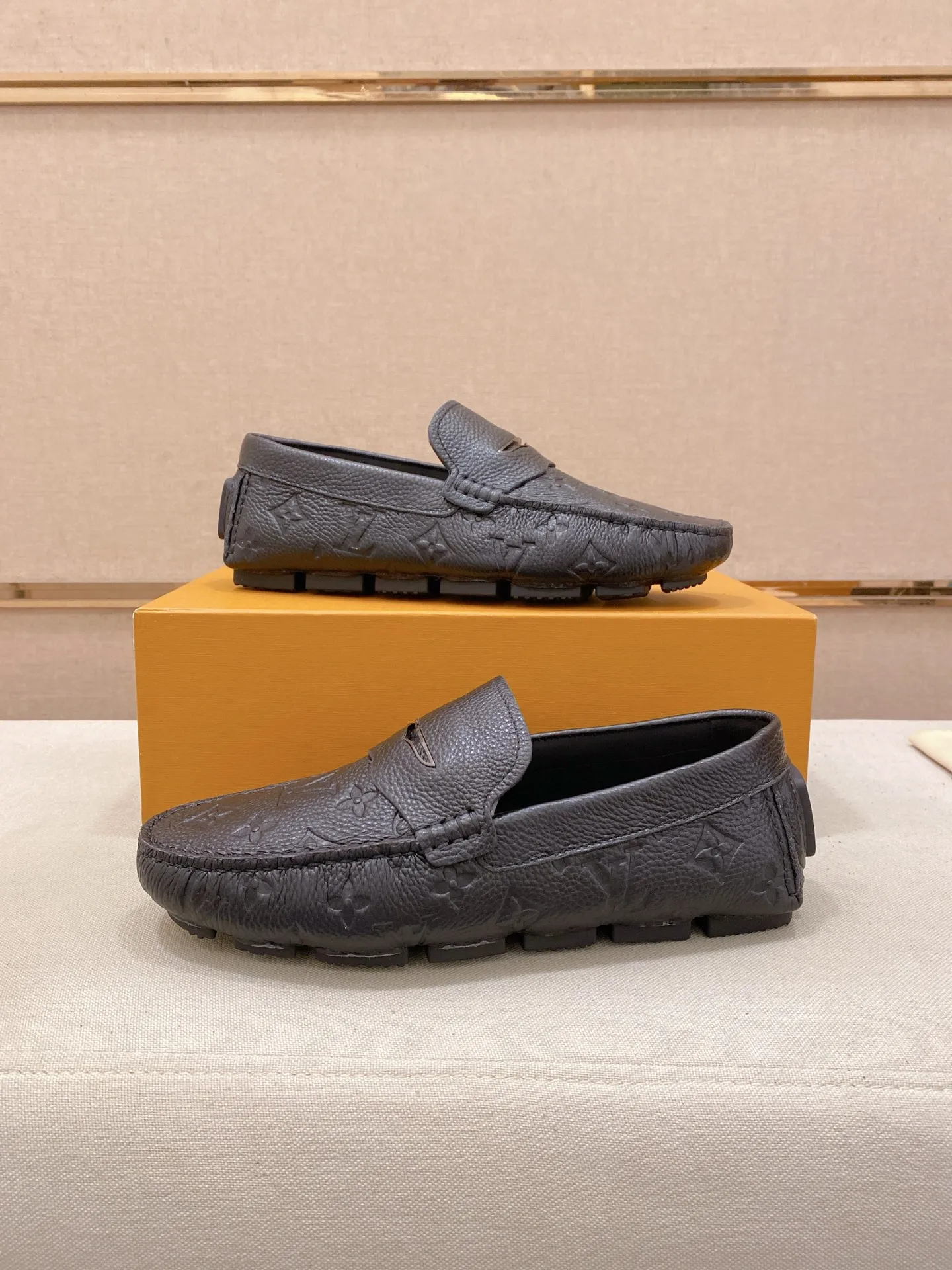 Factory price: 500💰High-end quality! LV 🆕🆕Exclusive hot-selling products in stock🔥🔥New products on the shelves, high-quality Ferragamo men's pea shoes, high-end casual driving shoes, with complete packaging! 💪 💪 Material: imported pebbled cowhide 🐂 + imported high-quality buffalo leather lining + wear-resistant outsole 👍🏻👍🏻 Features: high-end and comfortable, purely handmade 🚀 🚀 Create the perfect shoe that suits you best 🔥 🔥 Size: (38-44) 45 standard size can be customized!
